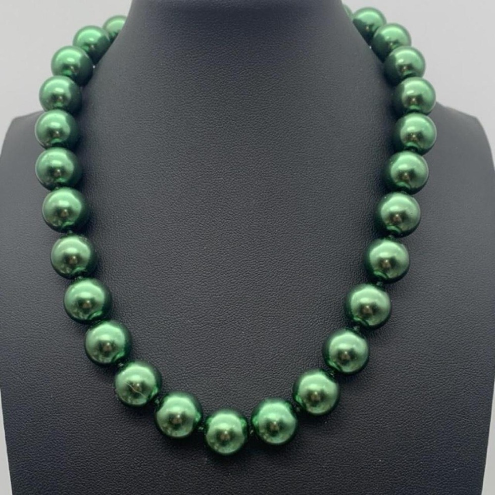 Green glass faux pearl choker necklace